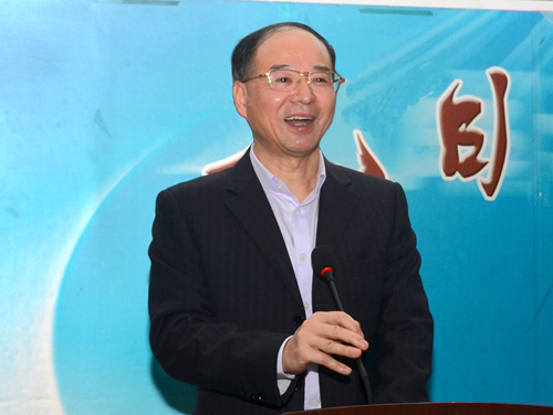 校党委书记万明发表讲话